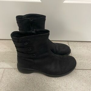 Size 6 black leather all weather Merrill zip up boots